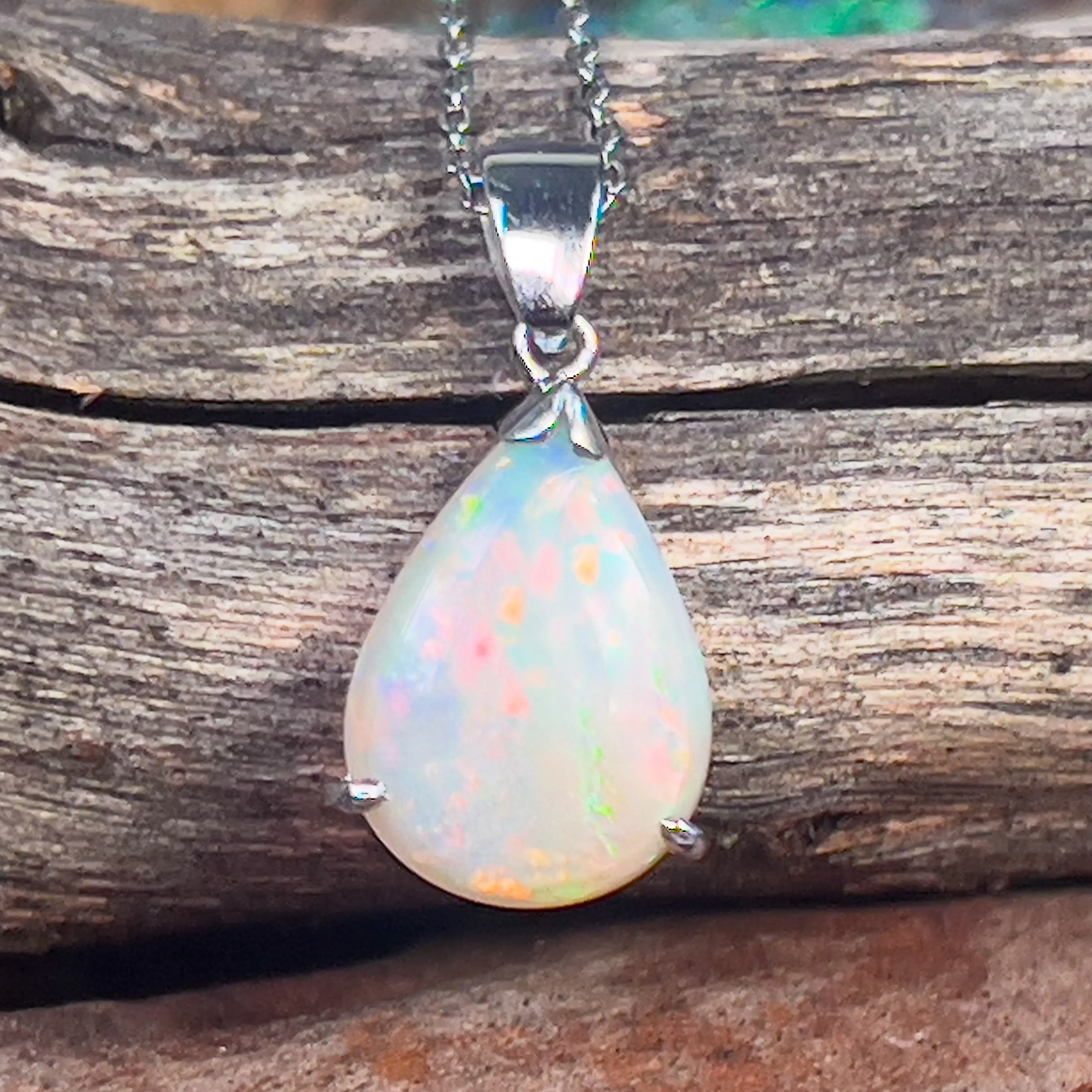 18kt White Gold 2.15ct Light Opal pendant