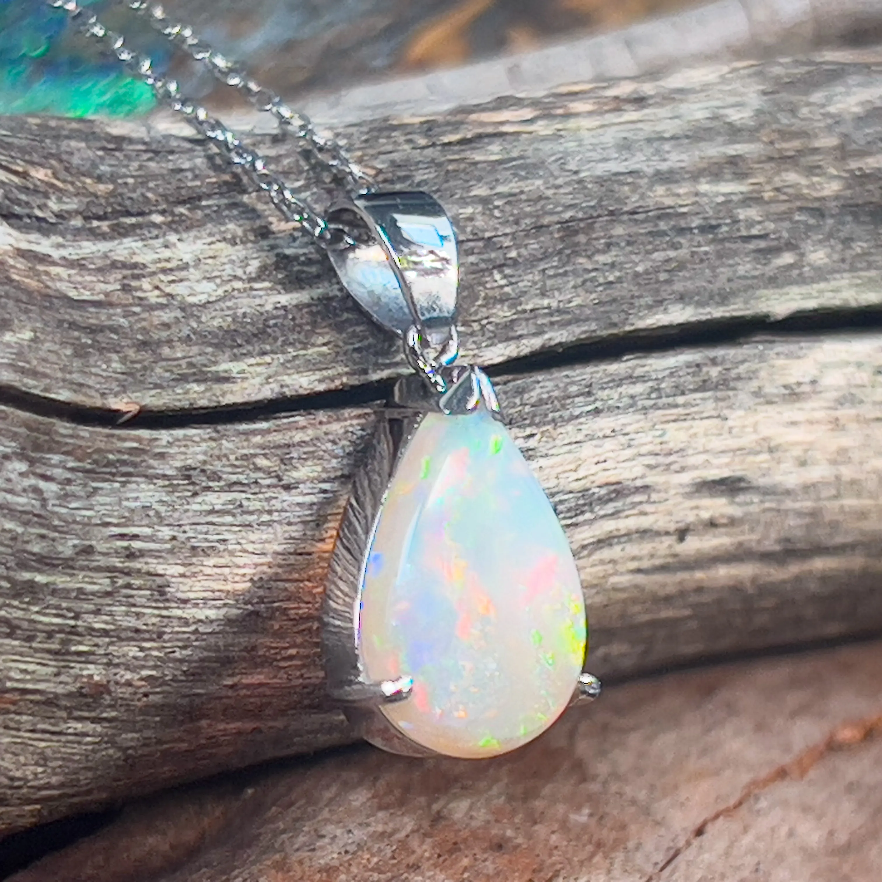 18kt White Gold 2.15ct Light Opal pendant