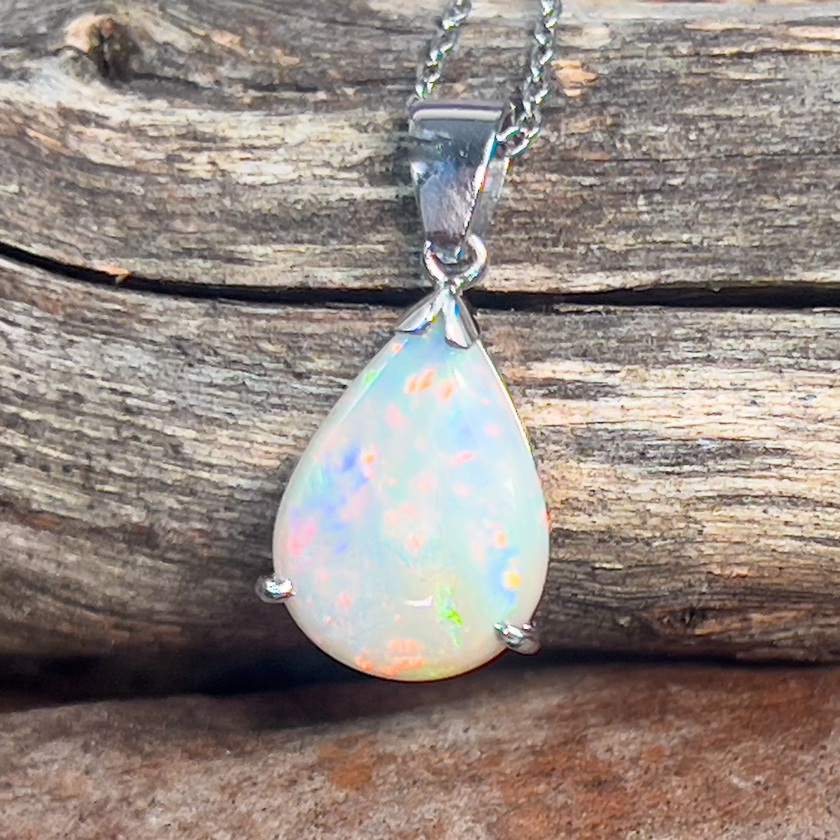 18kt White Gold 2.15ct Light Opal pendant