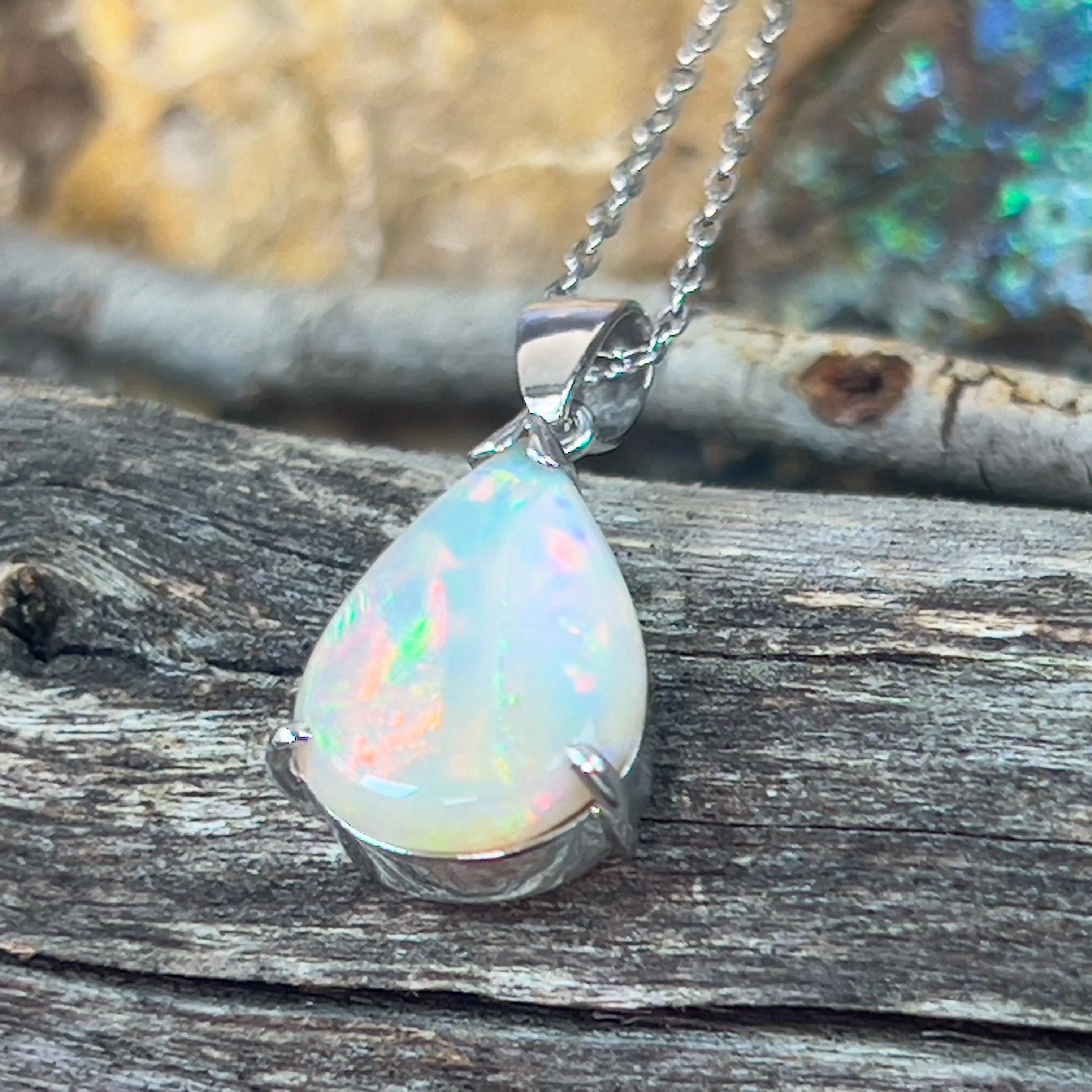 18kt White Gold 2.15ct Light Opal pendant