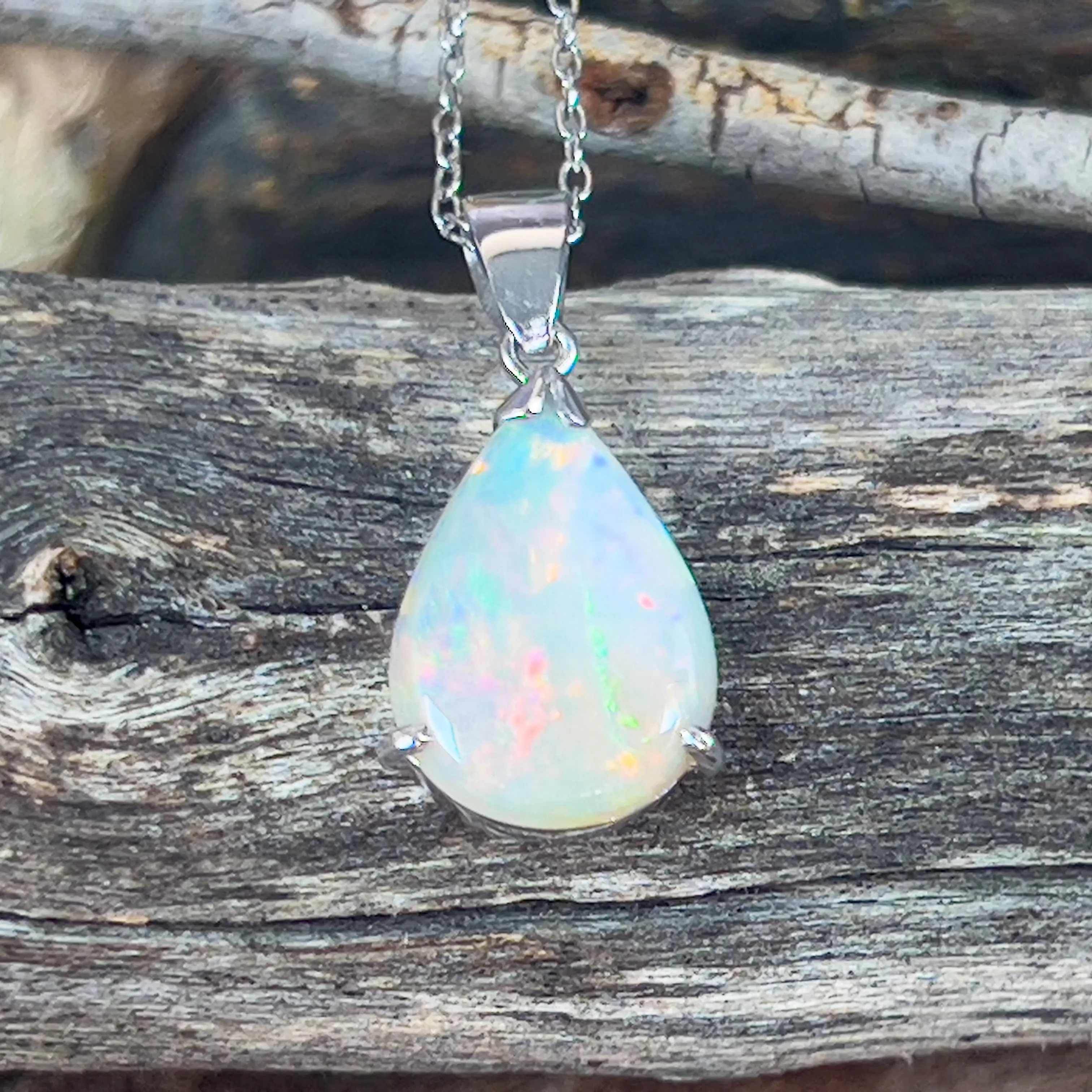 18kt White Gold 2.15ct Light Opal pendant