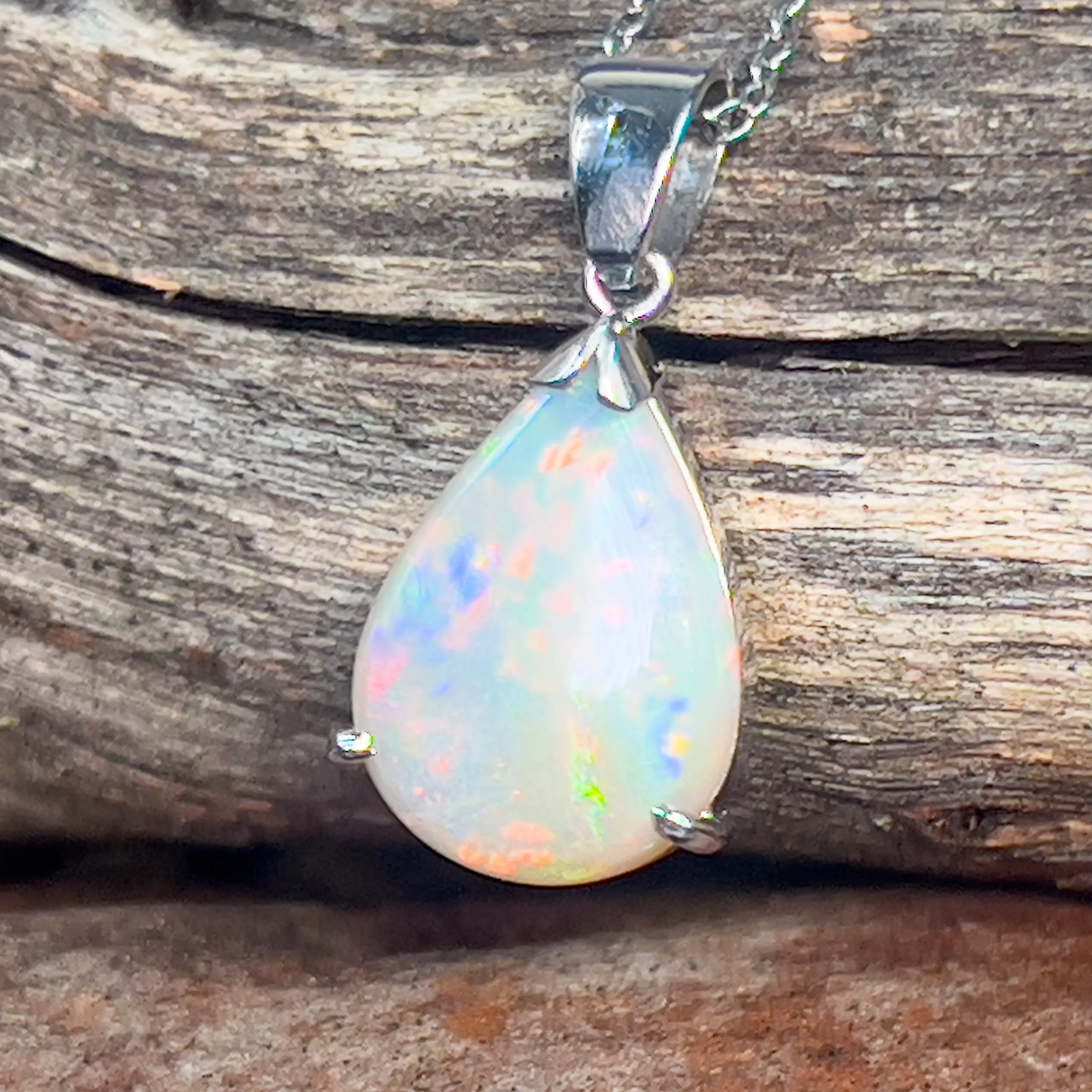 18kt White Gold 2.15ct Light Opal pendant