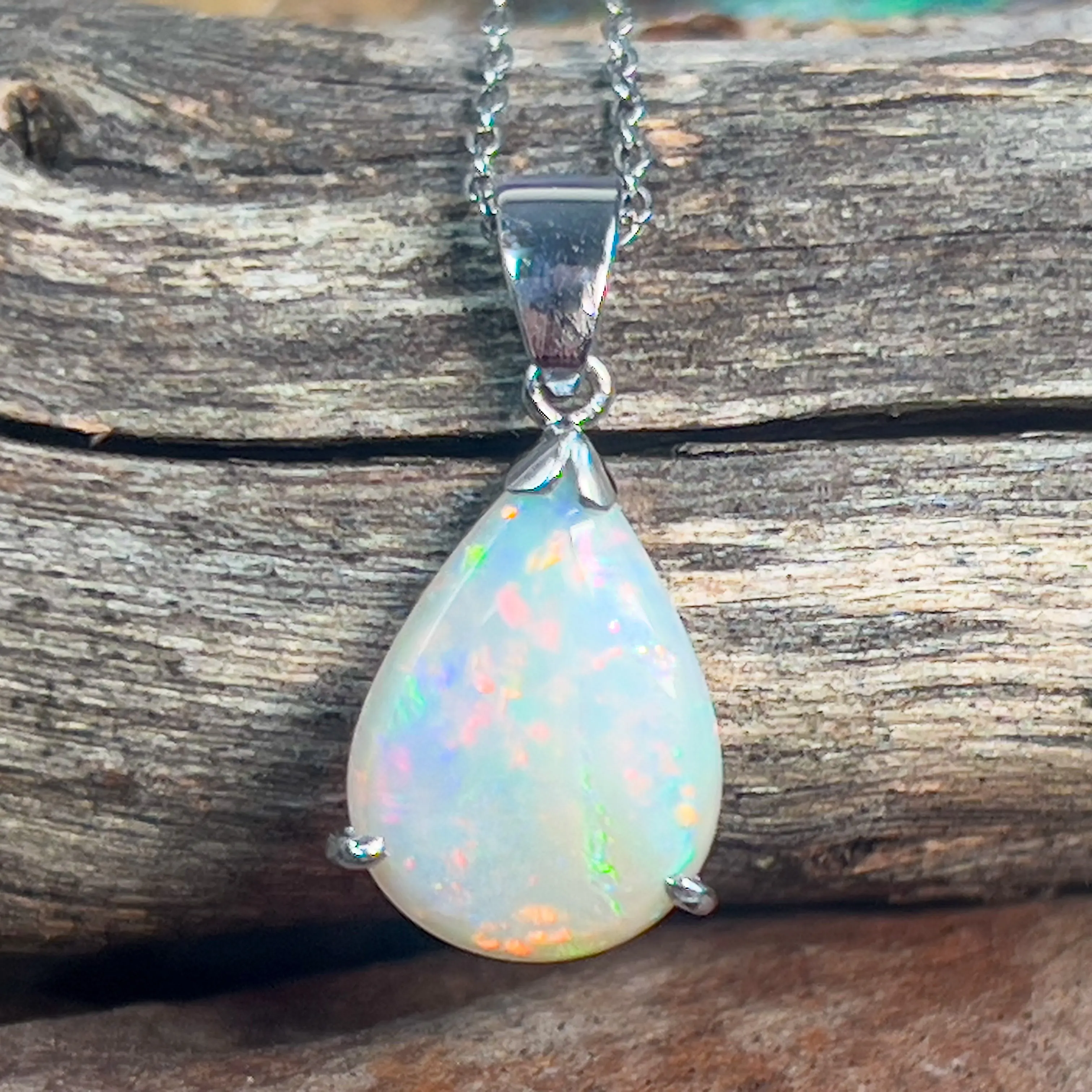 18kt White Gold 2.15ct Light Opal pendant