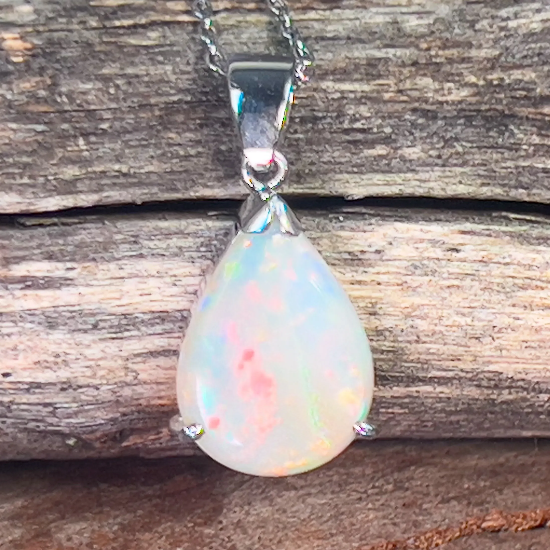 18kt White Gold 2.15ct Light Opal pendant