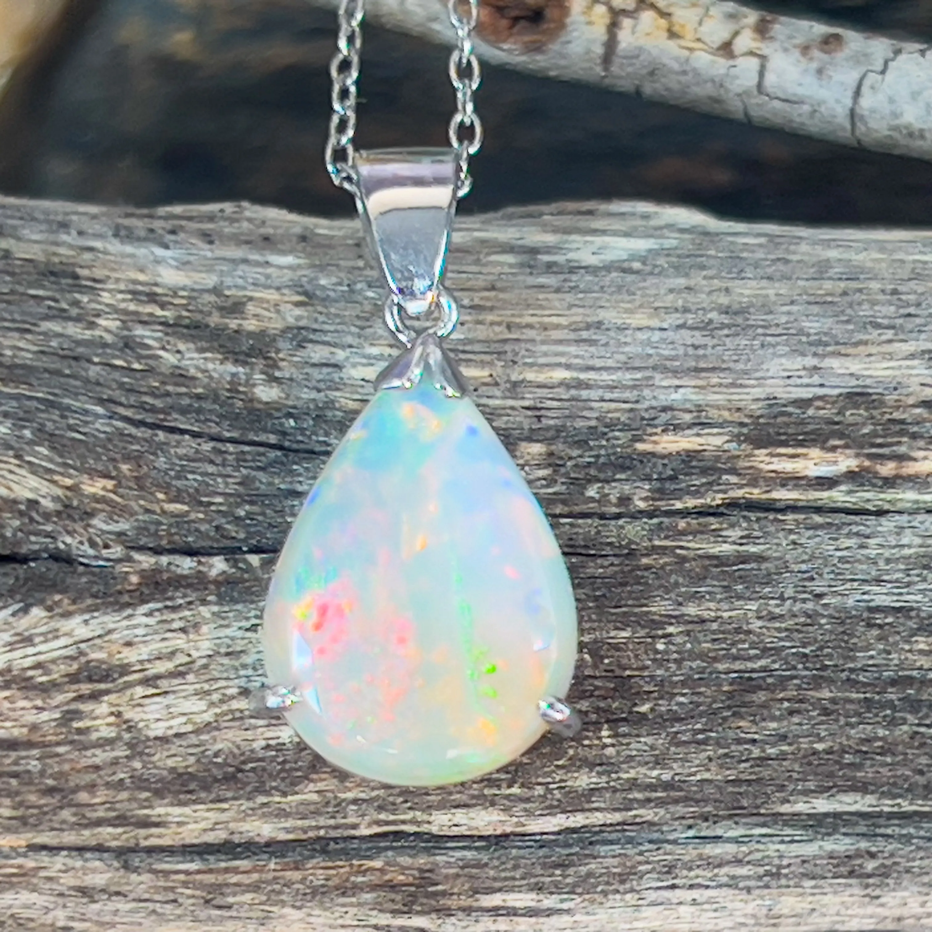 18kt White Gold 2.15ct Light Opal pendant