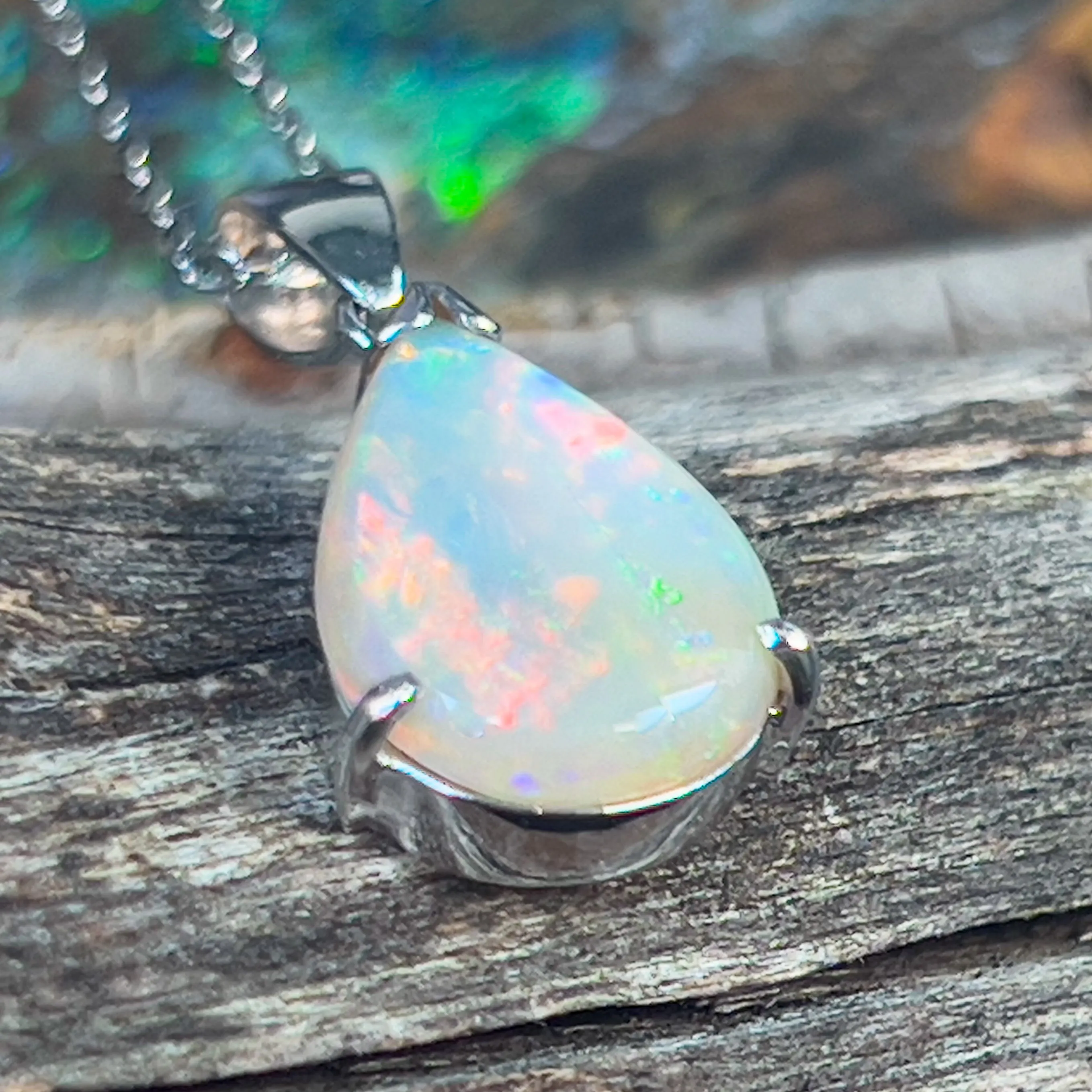 18kt White Gold 2.15ct Light Opal pendant