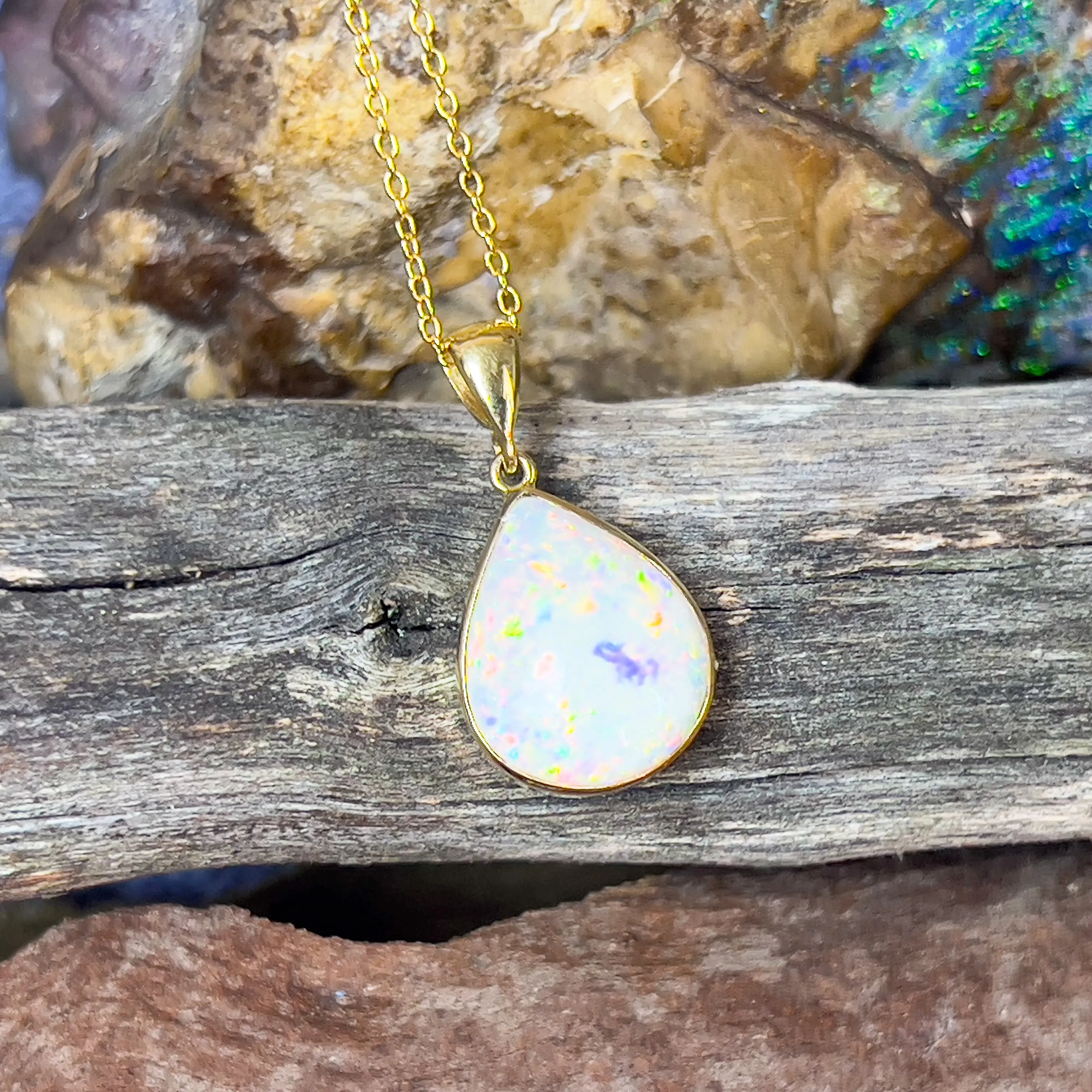 18kt Yellow Gold pearshape 4.25ct White Opal pendant