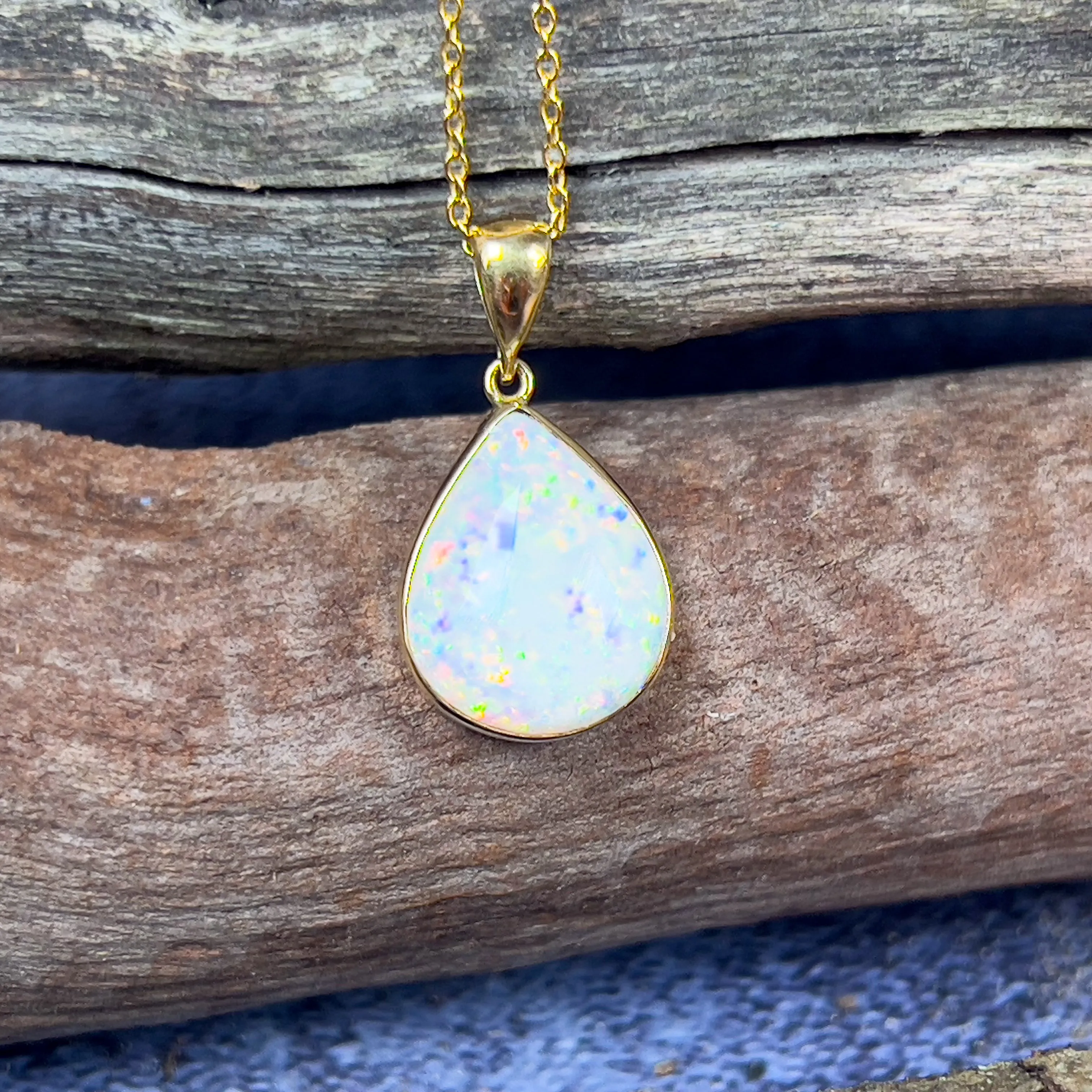 18kt Yellow Gold pearshape 4.25ct White Opal pendant