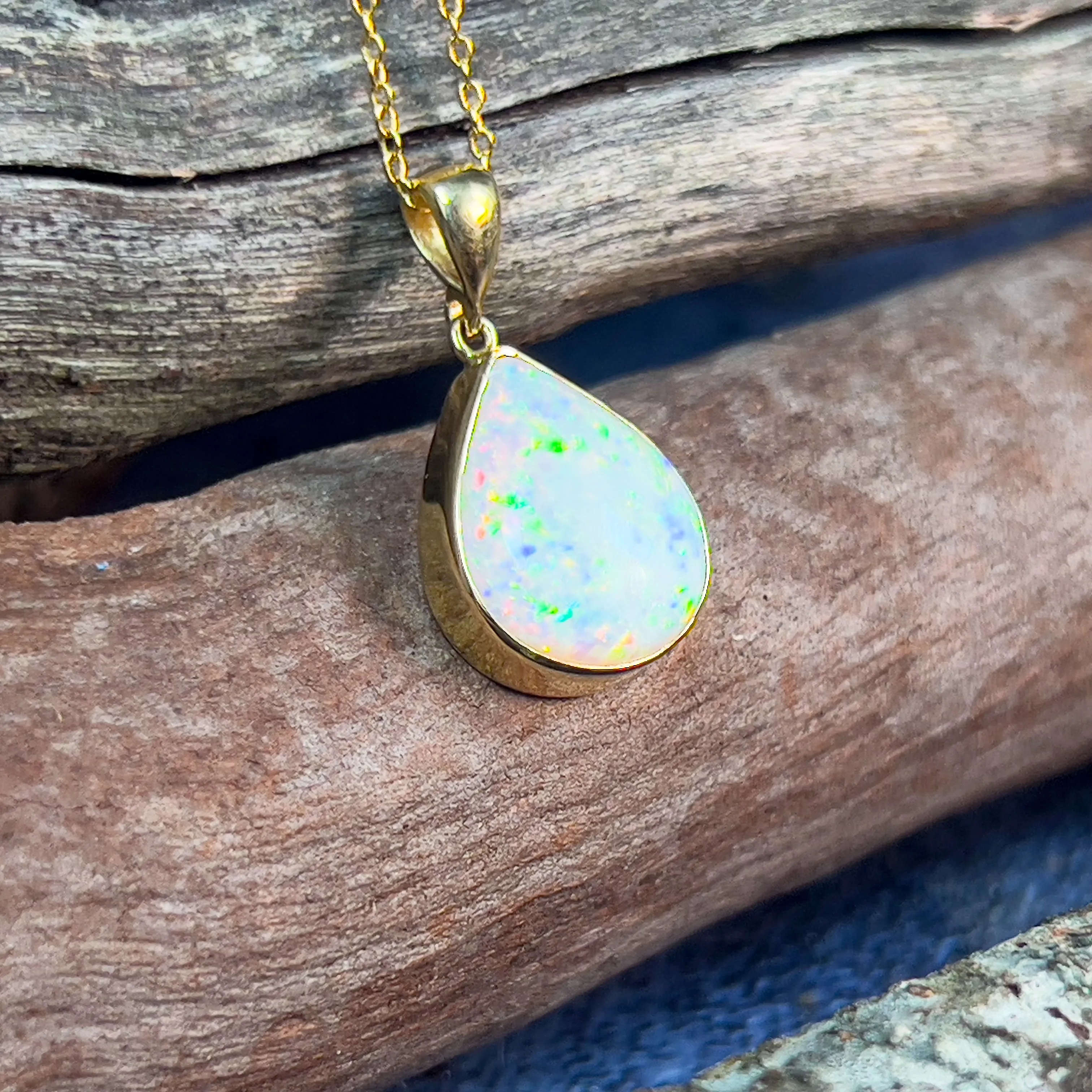 18kt Yellow Gold pearshape 4.25ct White Opal pendant
