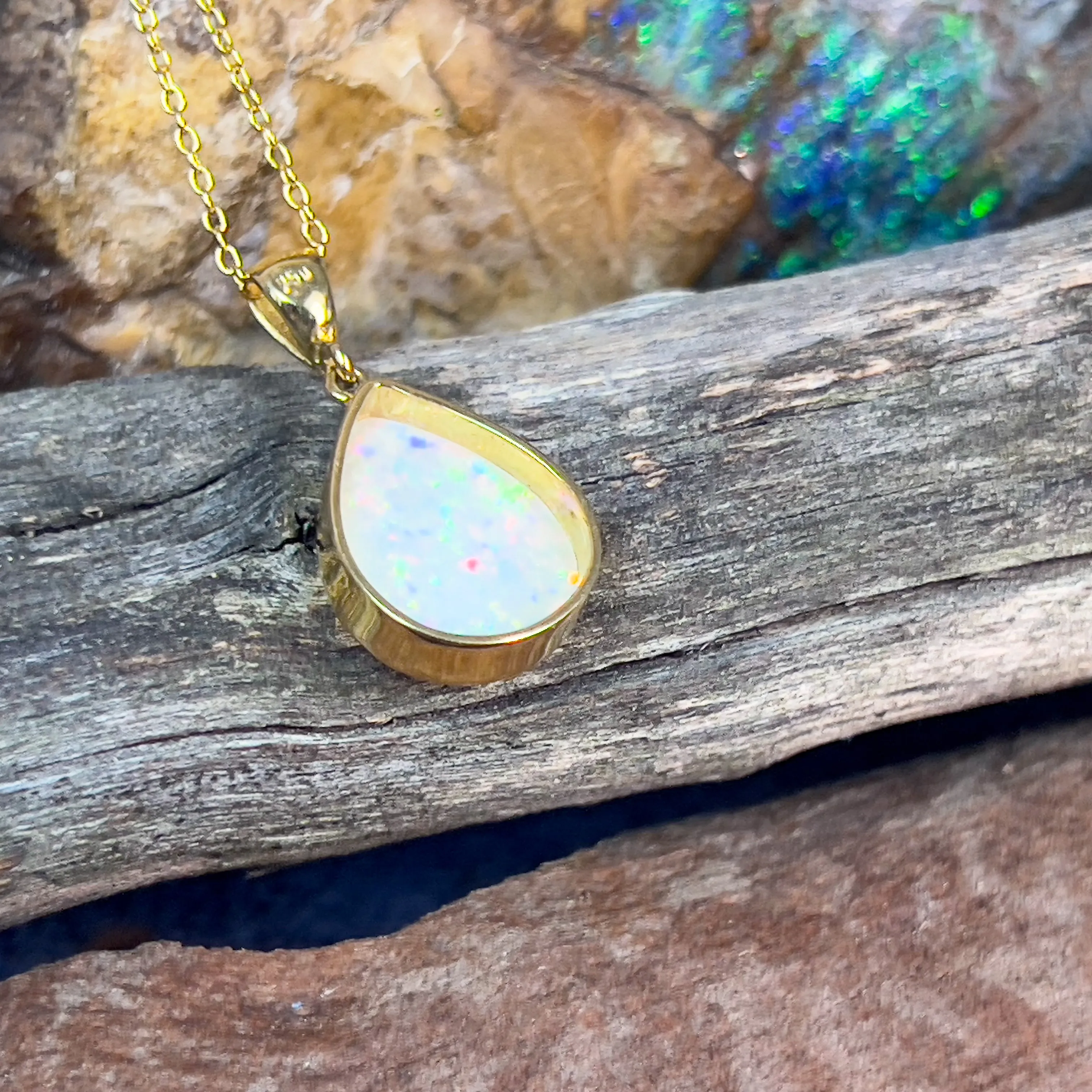 18kt Yellow Gold pearshape 4.25ct White Opal pendant