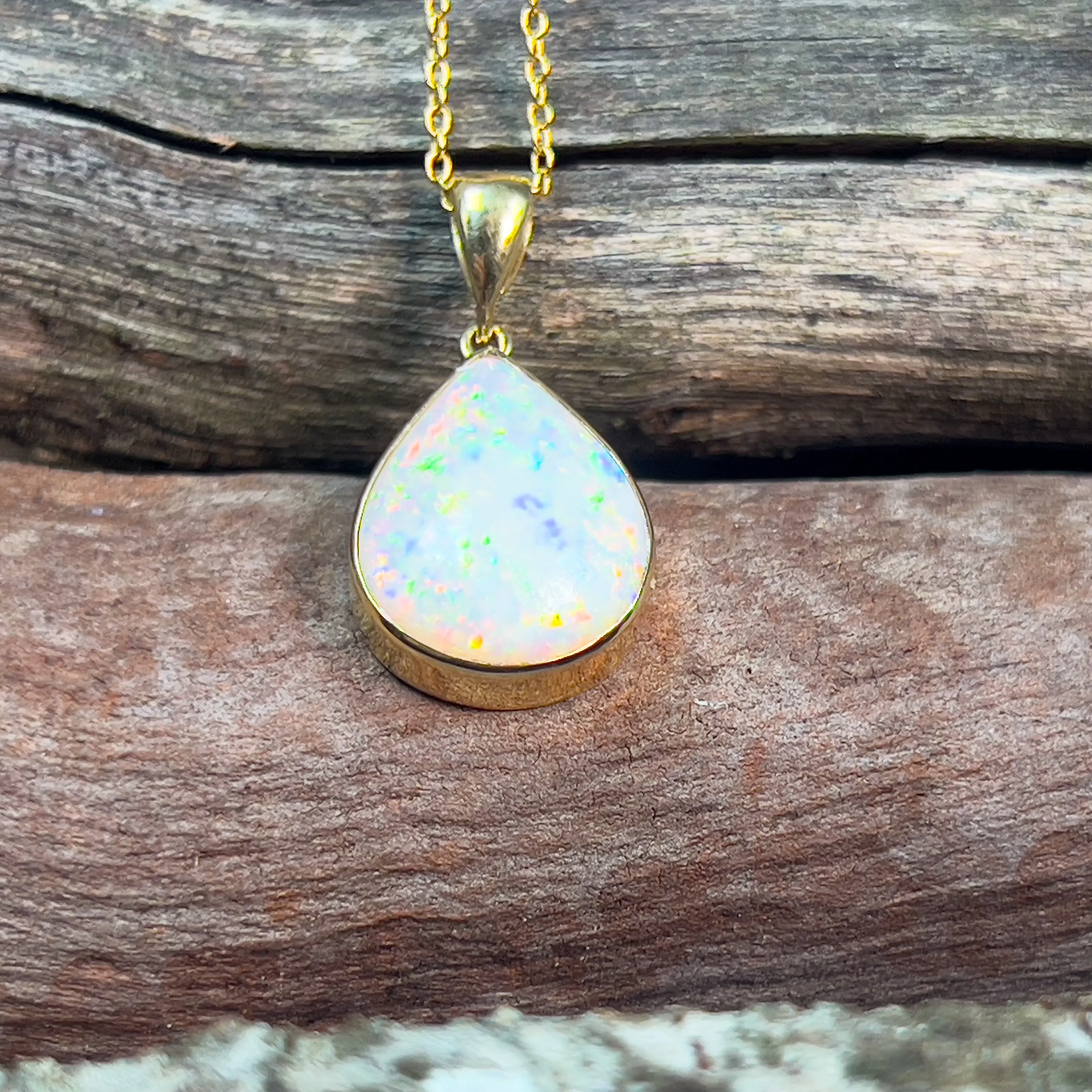 18kt Yellow Gold pearshape 4.25ct White Opal pendant