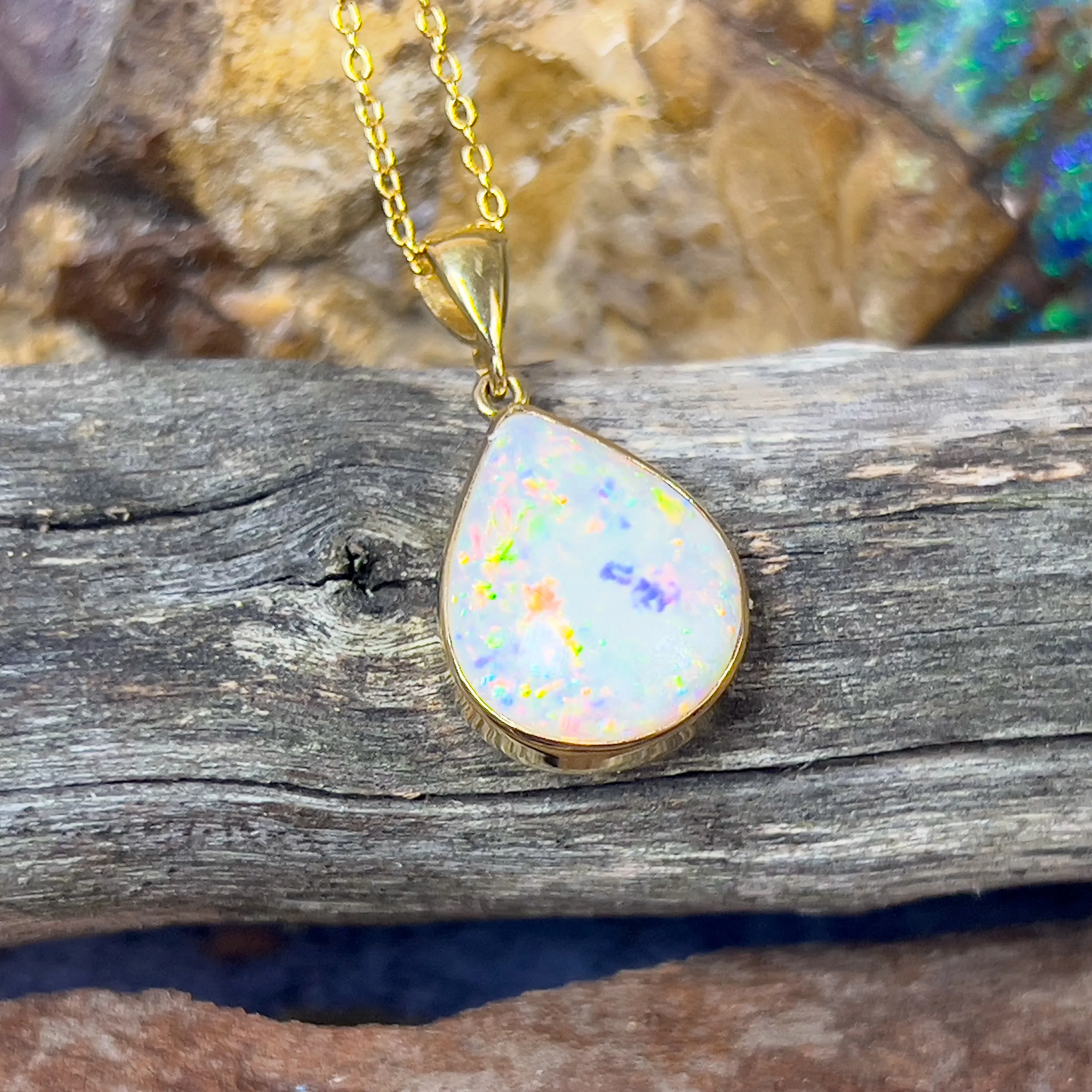 18kt Yellow Gold pearshape 4.25ct White Opal pendant
