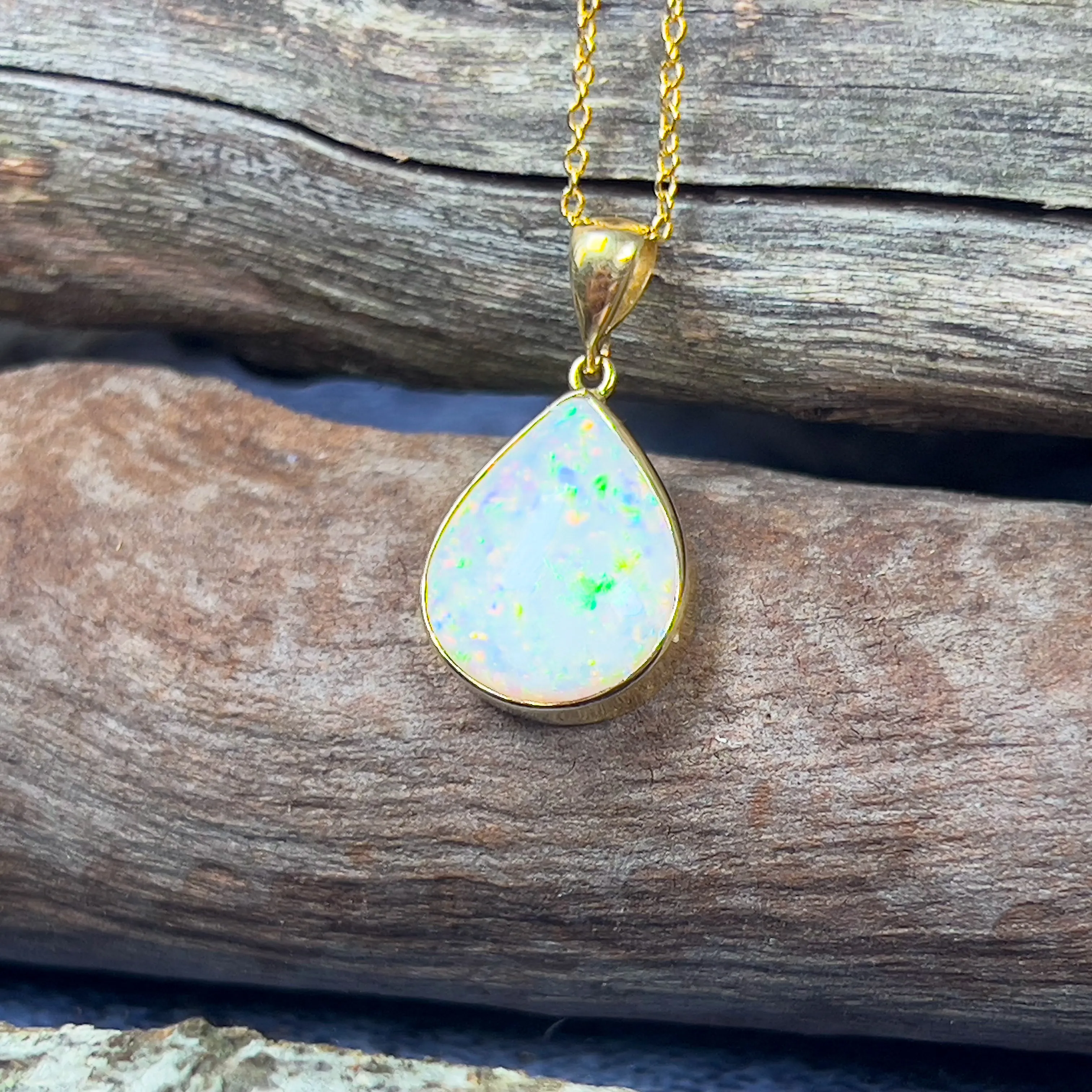 18kt Yellow Gold pearshape 4.25ct White Opal pendant