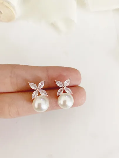 Dina Pearl Stud Earrings