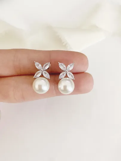 Dina Pearl Stud Earrings