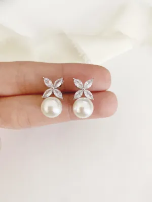 Dina Pearl Stud Earrings
