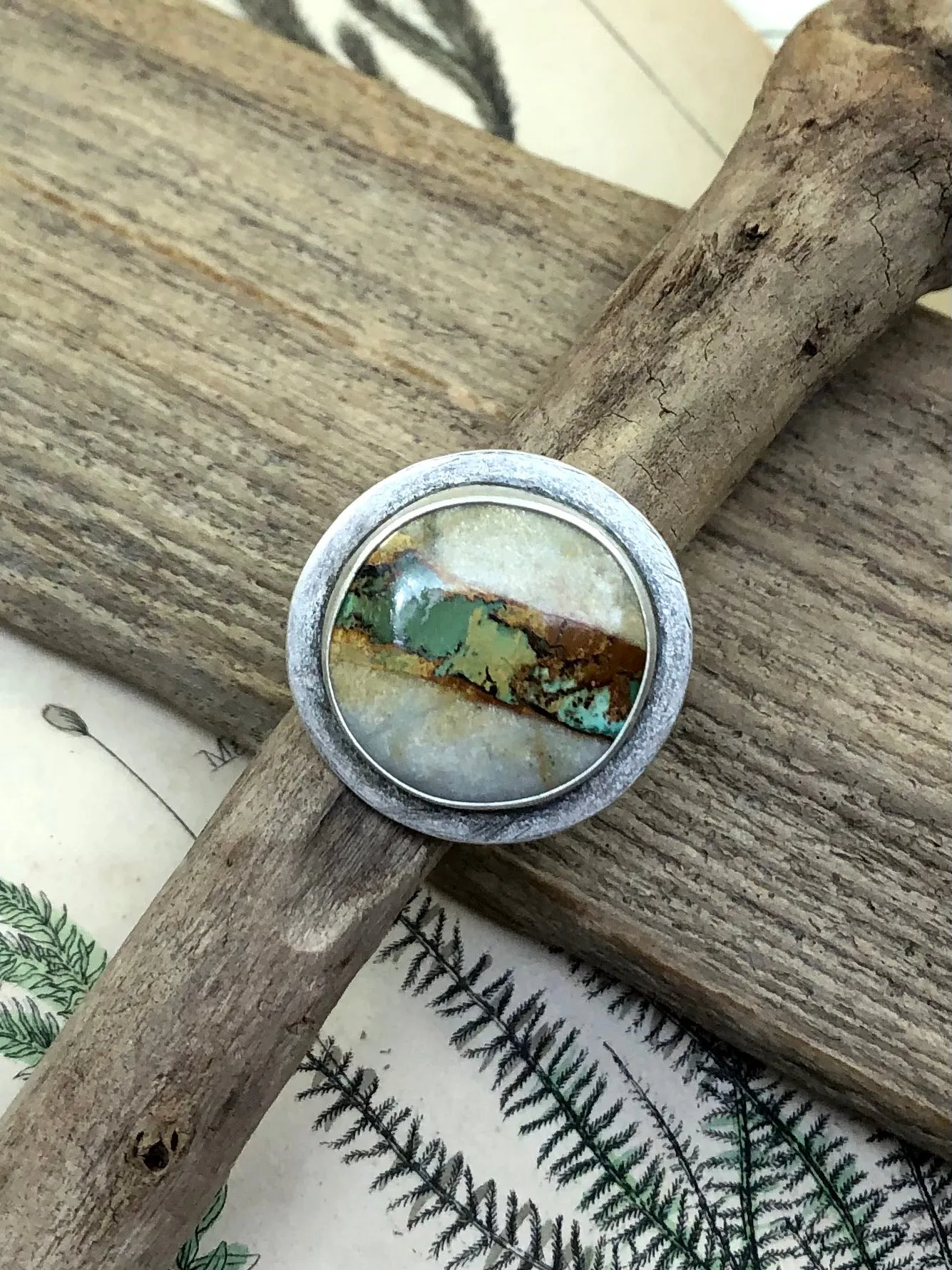 Royston Ribbon Round Ring